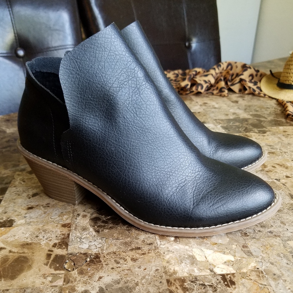 Universal Threads ankle booties
